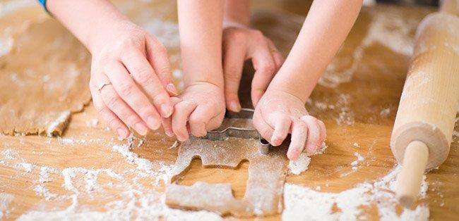 genitore e bambino preparano insieme i biscotti