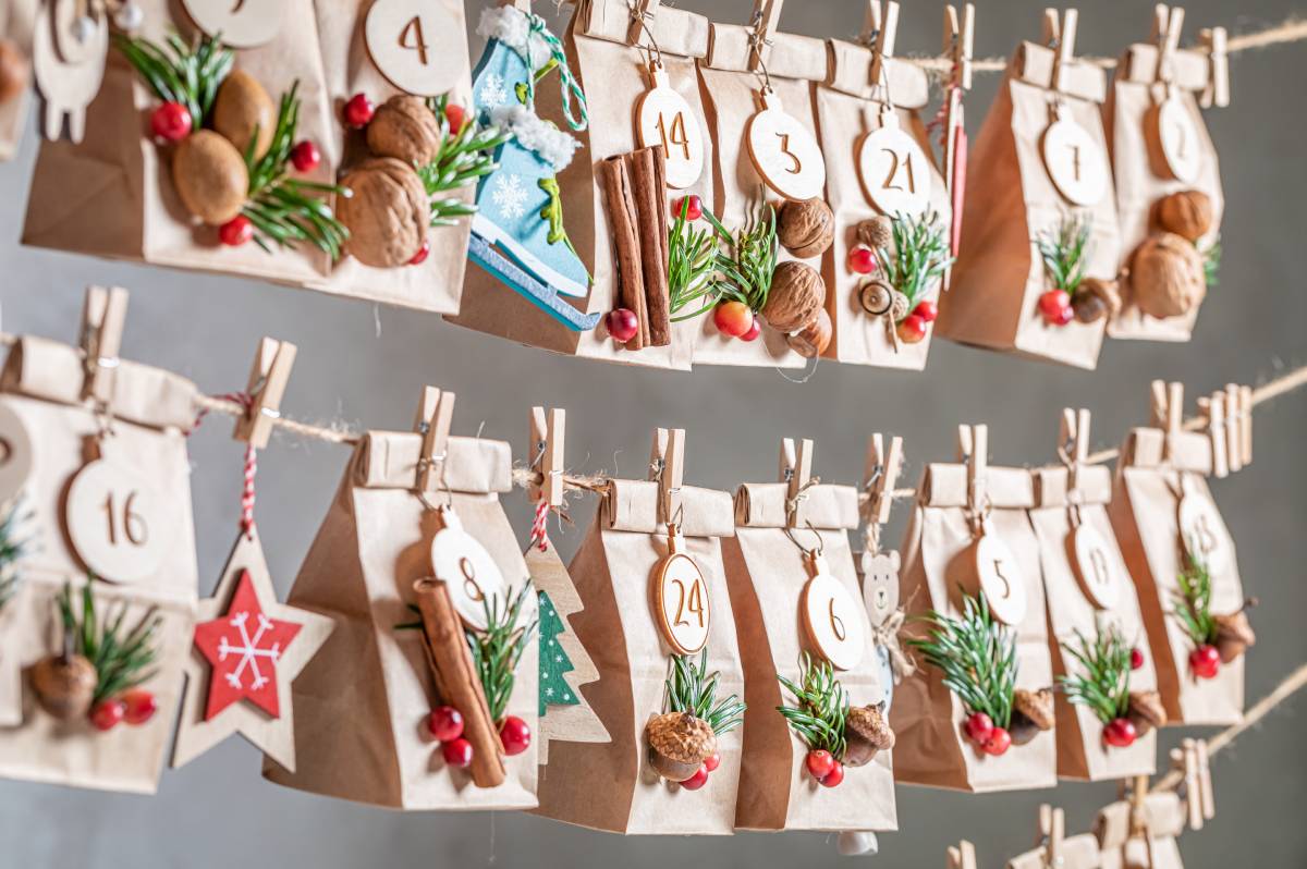 calendario dell'avvento con sacchettini numerati con decorazioni natalizie 