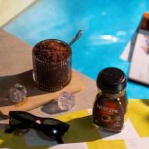 Scopri la ricetta della granita di caffè Bicchiere di granita di caffè con panna e Nescafé