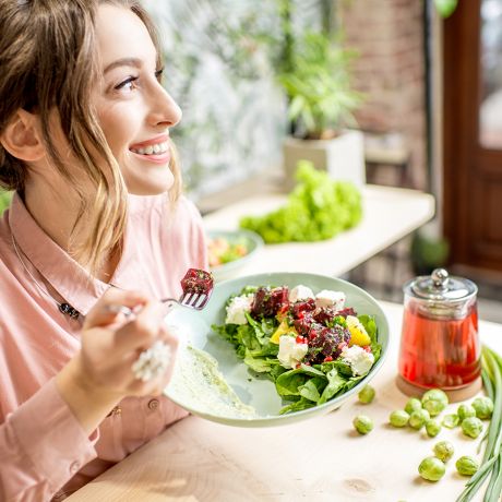 Donna con insalata Bio