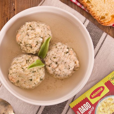 Piatto con 3 canederli in brodo maggi sulla tavola