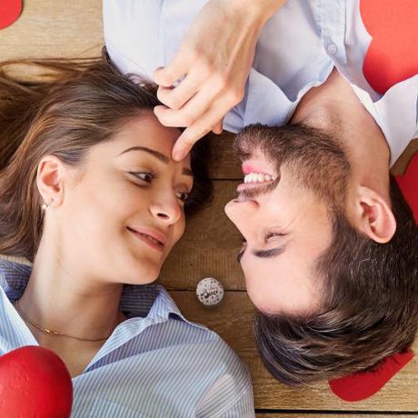 Ragazza e ragazzo si guardano a San Valentino tra Baci Perugina e cuori rossi