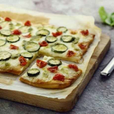 Pizza con zucchine e pesto buitoni