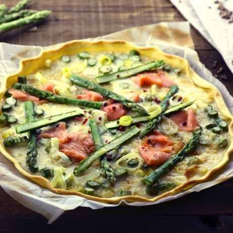 Quiche al salmone con asparagi e porri