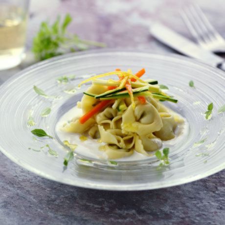Cappelletti al prosciutto crudo con crema di bufala e verdure Cappelletti al prosciutto crudo con crema di bufala e verdure