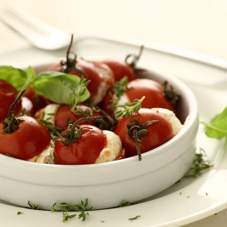 piatto di insalata caprese con formaggino mio e basilico