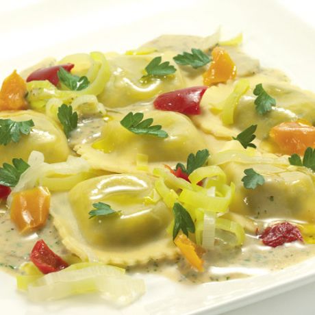 Ravioli ricotta e spinaci alla crema di porri e pesto Ravioli ricotta e spinaci alla crema di porri e pesto