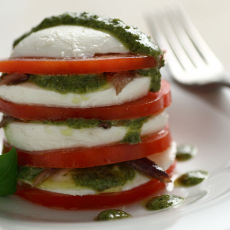 Torri di mozzarella pesto e alici