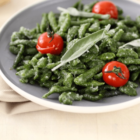 Spatzle agli spinaci con formaggi e salvia