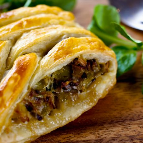 Strudel di verdure ortolane in pasta sfoglia delicata su tavolo