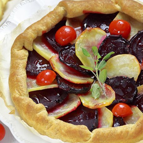 Torta di patate e barbabietola decorata con pomodorini 