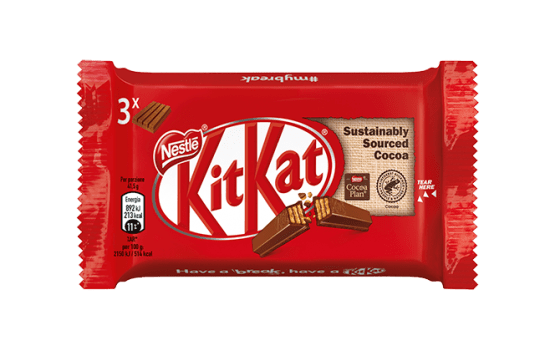 Pack rosso KitKat original confezione da 3 con sfondo bianco