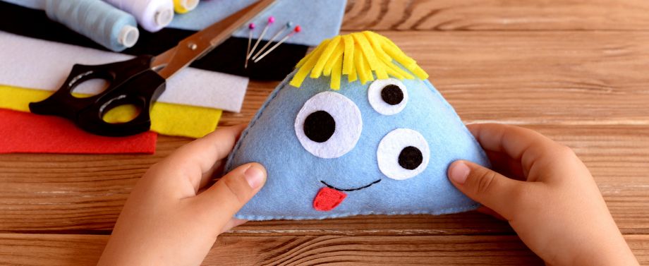 Cucito per bambini: idea semplice per giocare con ago e filo