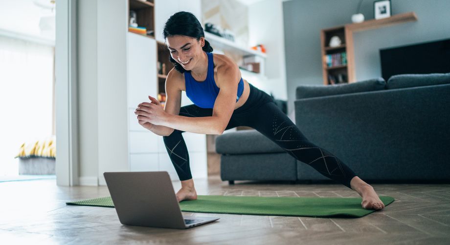 Ragazza fa cardio fitness a casa