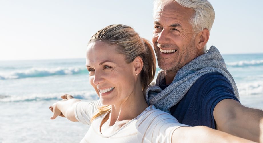 Uomo e donna davanti al mare