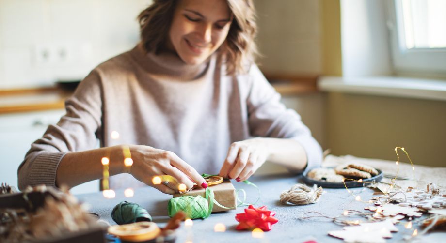 Donna prepara un pacco regalo fai da te