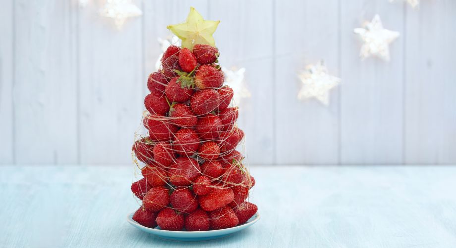 Dessert natalizio con fragole su piatto bianco