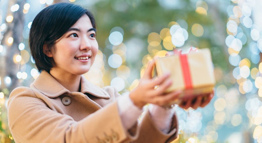 Ragazza giapponese offre regalo per San Valentino